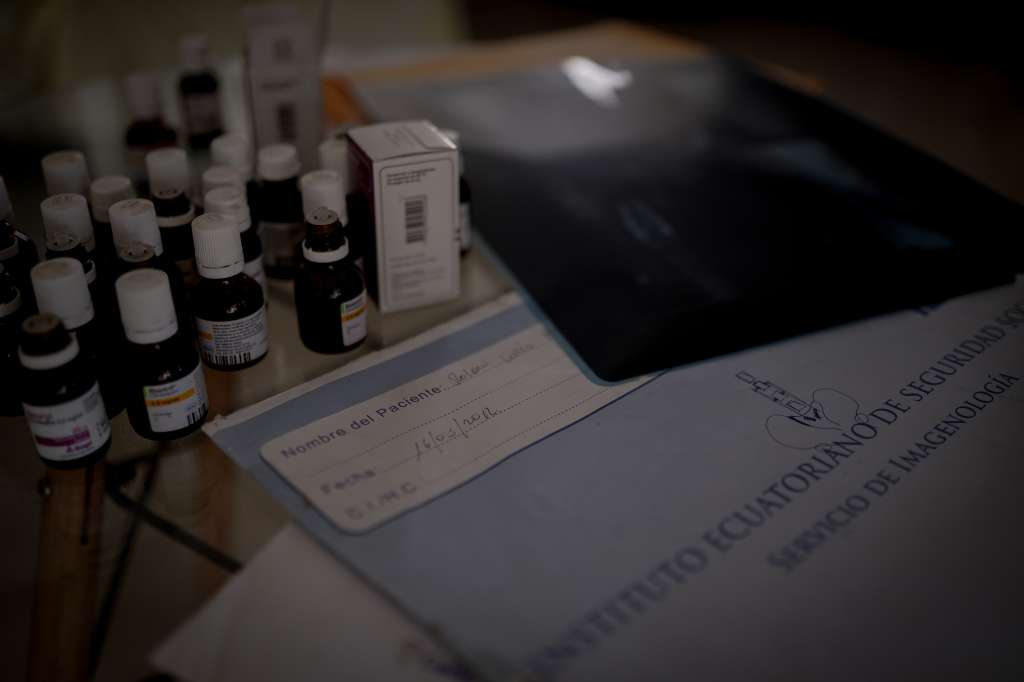 Henry Roldán tiene que comprar las gotas de clonazepam porque sin ellas no puede dormir por el dolor.