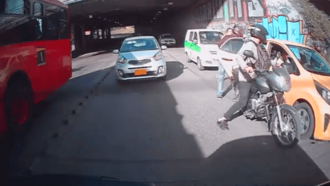 Delincuentes roban a los ocupantes de un taxi en Bogotá