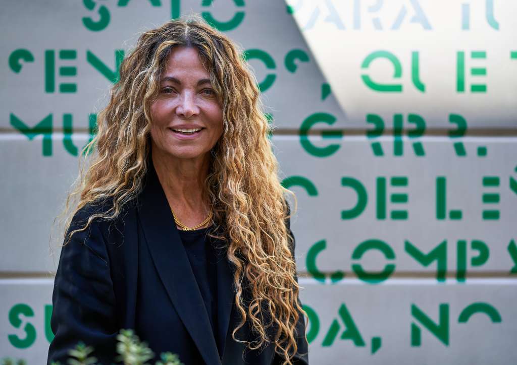 Ángela Becerra ha escrito los libros "Algún día hoy", "Memorias de un sinvergüenza de siete suelas", "Ella, que todo lo tuvo", entre otros.