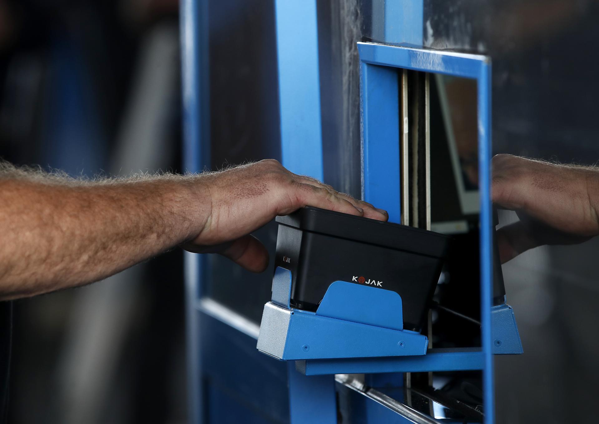 STARA GRADISKA (Croatia), 12/10/2025.- A traveler uses a self-service kiosk to register for the new Entry/Exit System (EES) at the Stara Gradiska border crossing between Croatia and Bosnia and Herzegovina, in Stara Gradiska, Croatia, 12 October 2025. The EES is the new automated European Union system for registering non-EU travelers using biometric data, replacing manual passport stamping. (Bosnia-Herzegovina, Croacia) EFE/EPA/ANTONIO BAT