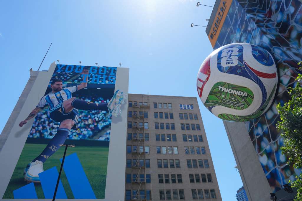 AME6695. LOS ÁNGELES (ESTADOS UNIDOS), 29/05/2026.- Fotografía que muestra una instalación de arte urbano alusivo a la Copa Mundial de la FIFA 2026 como parte de los preparativos y actividades de promoción este viernes, en Los Ángeles (Estados Unidos). EFE/ Omar Alonso