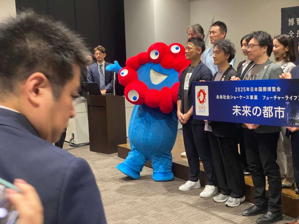 Mascota oficial de la Exposición Universal de Osaka 2025 en una presentación de pabellones en Tokio.