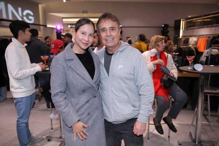 El futbolista Andrés Llinás es la nueva imagen de la línea masculina de MNG.
Bogotá, Colombia. Septiembre del 2022. Siguiendo con la apuesta de MNG a nivel global por incluir a futbolistas como protagonistas de sus campañas, MNG anuncia que Andrés Llinás, defensa central de Millonarios, quien está en el auge de su carrera con un futuro prometedor, es la nueva imagen de la línea masculina de la franquicia en el país.