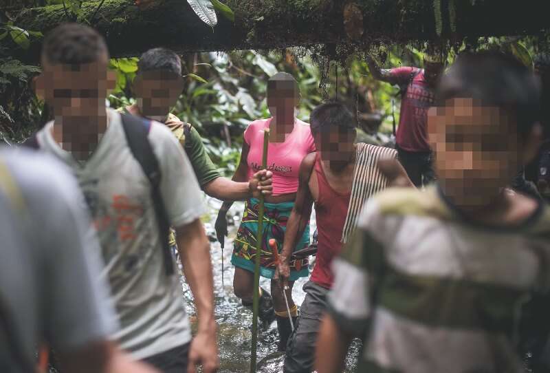 Indígenas emberas del resguardo Urada Jiguamiandó, en el Bajo Atrato chocoano, acompañan a la comisión humanitaria y periodística que visita sus territorios. / Fotos Mauricio Alvarado
