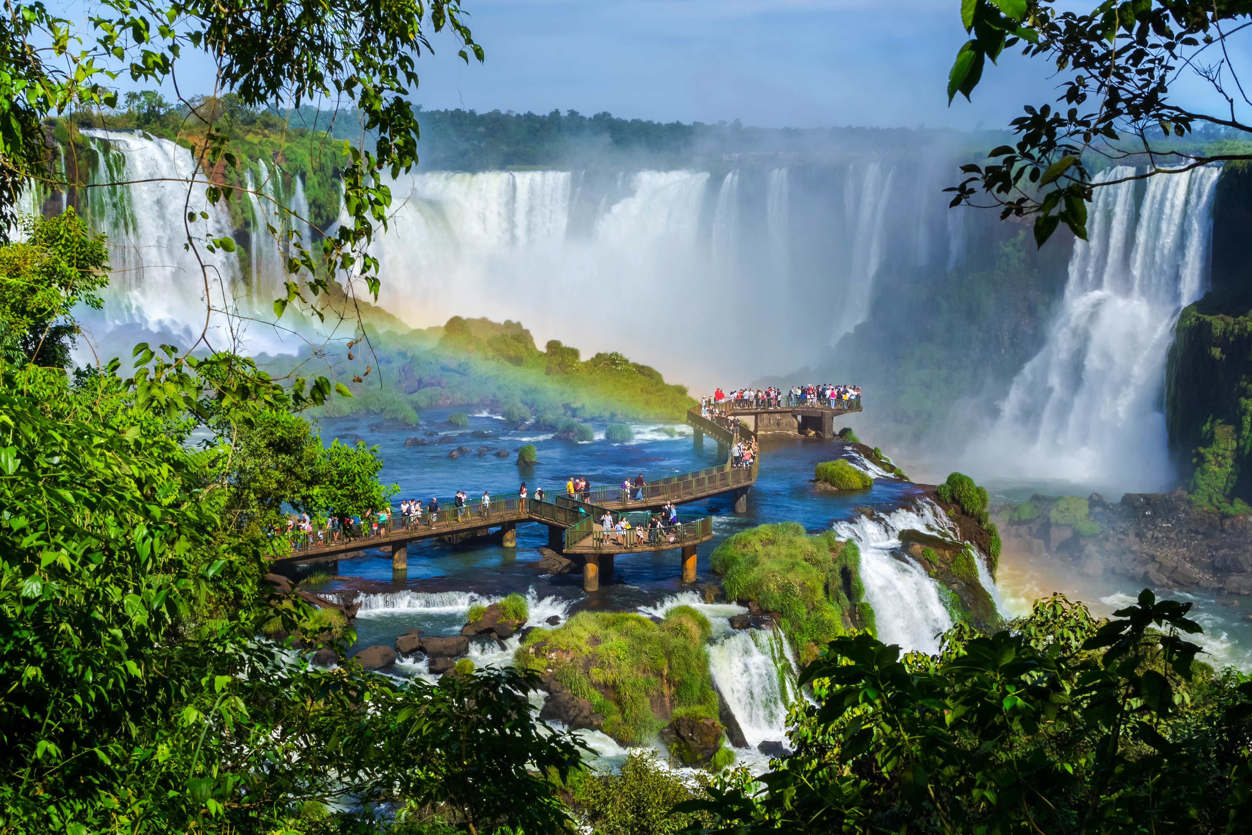 Las Cataratas del Iguazú están formadas por 275 saltos de agua de hasta 80 metros de altura.