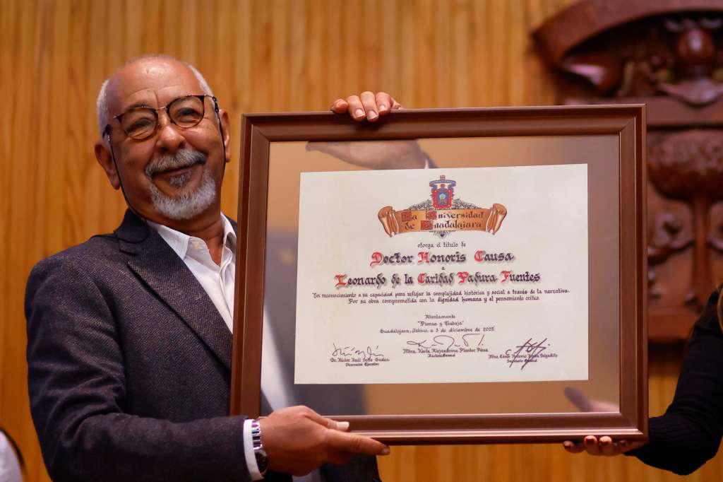 MEX395. GUADALAJARA (MÉXICO), 03/12/2025.- El escritor y periodista cubano Leonardo Padura recibe un reconocimiento este miércoles, en Guadalajara (México). Padura recibió el doctorado honoris causa otorgado por la Universidad de Guadalajara (UDG), en reconocimiento a su “extraordinaria contribución" al patrimonio literario y cultural iberoamericano. EFE/ Francisco Guasco