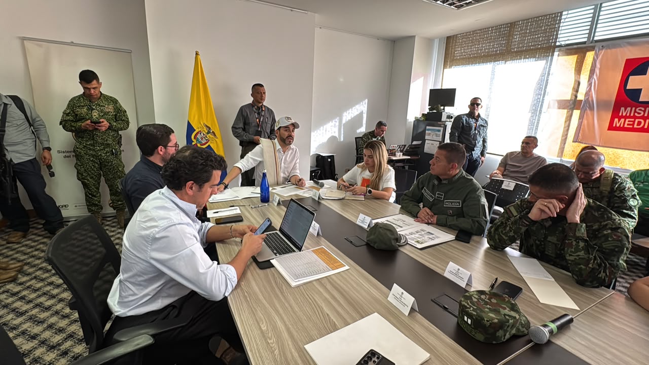 El presidente Abelardo de la Espriella estuvo este martes en Manizales tras el terremoto. Ya declaró la sitacuón de desastre de carácter nacional.