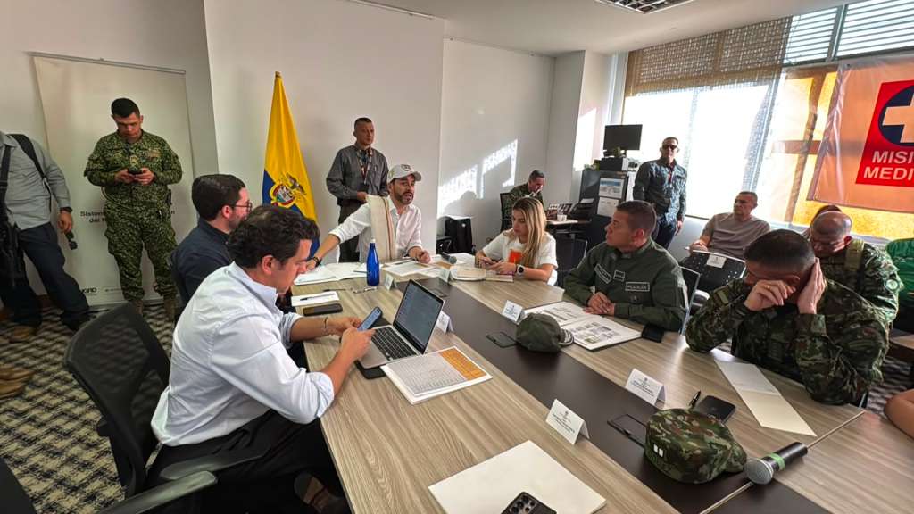 El presidente Abelardo de la Espriella estuvo este martes en Manizales tras el terremoto. Ya declaró la sitacuón de desastre de carácter nacional.