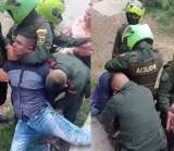 Investigarán a patrulleros que redujeron a un hombre con llave en el cuello