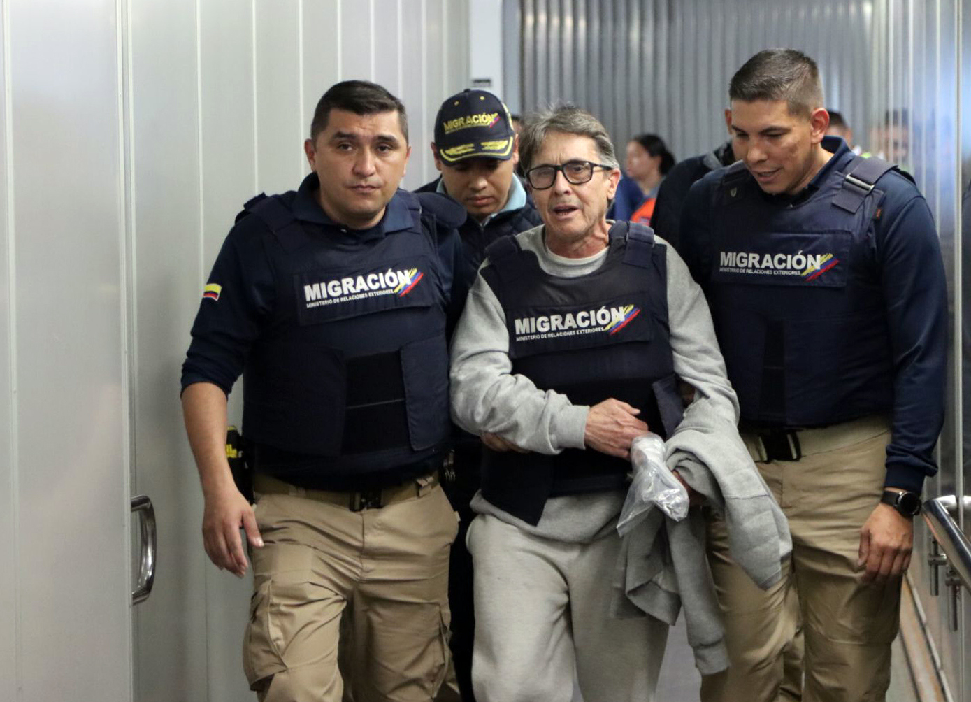 BOG700. BOGOTÁ. (COLOMBIA), 23/12/2024.- Fotografía cedida por la oficina de prensa de Migración Colombia del exjefe narcotraficante Fabio Ochoa Vásquez, uno de los fundadores del Cartel de Medellín y socio de Pablo Escobar, a su llegada este lunes a Bogotá (Colombia). Ochoa Vásquez cumplió 26 años de condena por narcotráfico en los Estados Unidos, informó Migración Colombia. EFE/ Migración Colombia//SOLO USO EDITORIAL/NO VENTAS/MÁXIMA CALIDAD DISPONIBLE