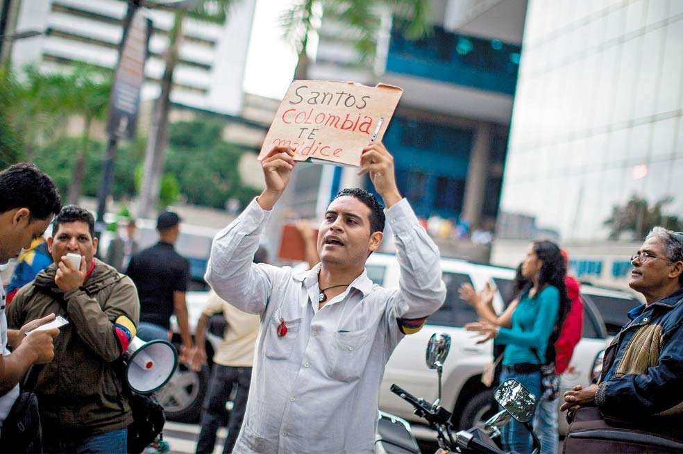 Un grupo de chavistas protestó en Caracas por el encuentro entre el líder opositor, Henrique Capriles, y el presidente, Juan Manuel Santos. / EFE
