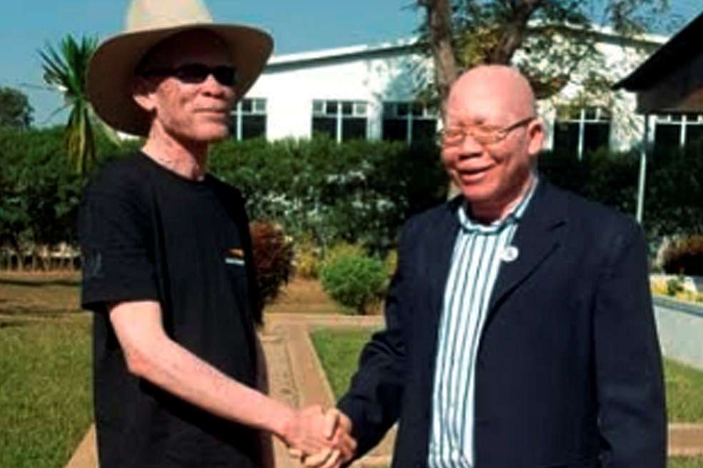 Overstone Kondowe, presidente de APAM, y Steven Burges, candidato al Parlamento de Malawi. / EFE