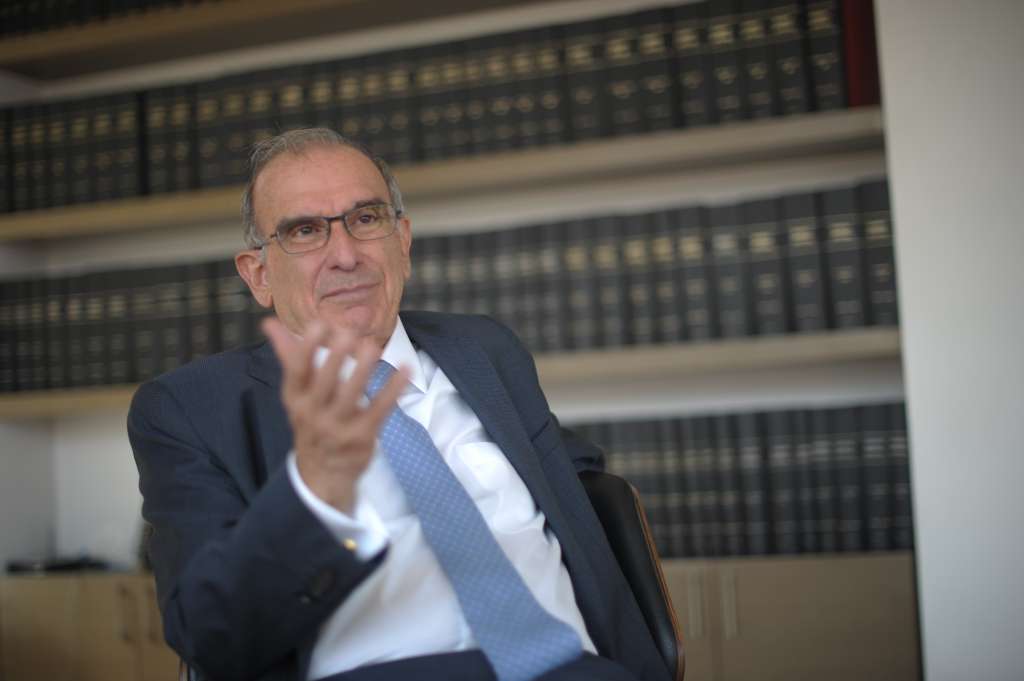 Político, abogado y negociador de paz colombiano en entrevista.