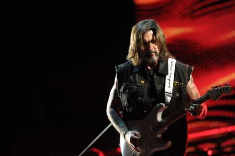 Juanes estrena “Nacimos solos”, primer sencillo de la serie de Prime Video “Zorro”