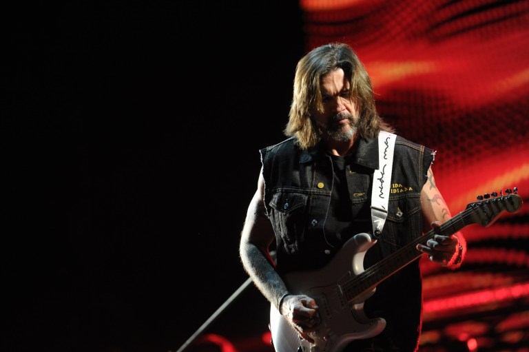 Juanes estrena “Nacimos solos”, primer sencillo de la serie de Prime Video “Zorro”