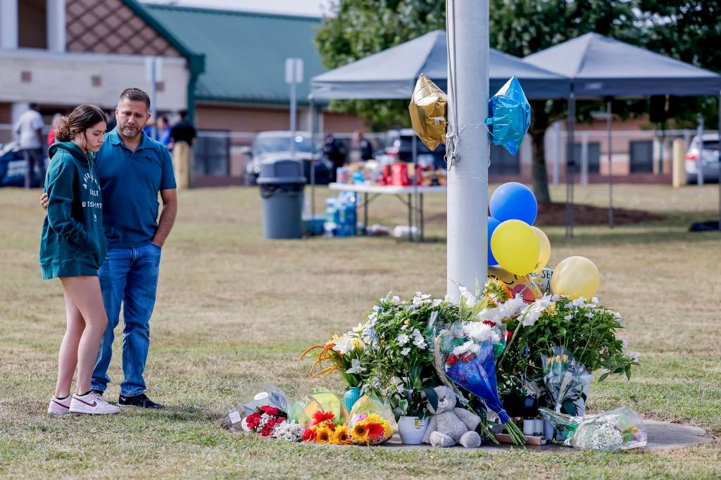 Winder (United States), 05/09/2024.- Mourners pay their respect at a makeshift memorial, one day after a deadly school shooting at Apalachee High School in Winder, Georgia, USA, 05 September 2024. According to the Georgia Bureau of Investigation, two students and two teachers were killed, nine people were injured, and a 14-year-old suspect is in custody. EFE/EPA/ERIK S. LESSER