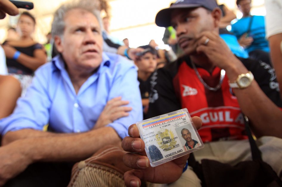 El secretario general de la Organización de Estados Americanos (OEA), Luis Almagro, escucha los reclamos de algunas personas deportadas. / EFE
