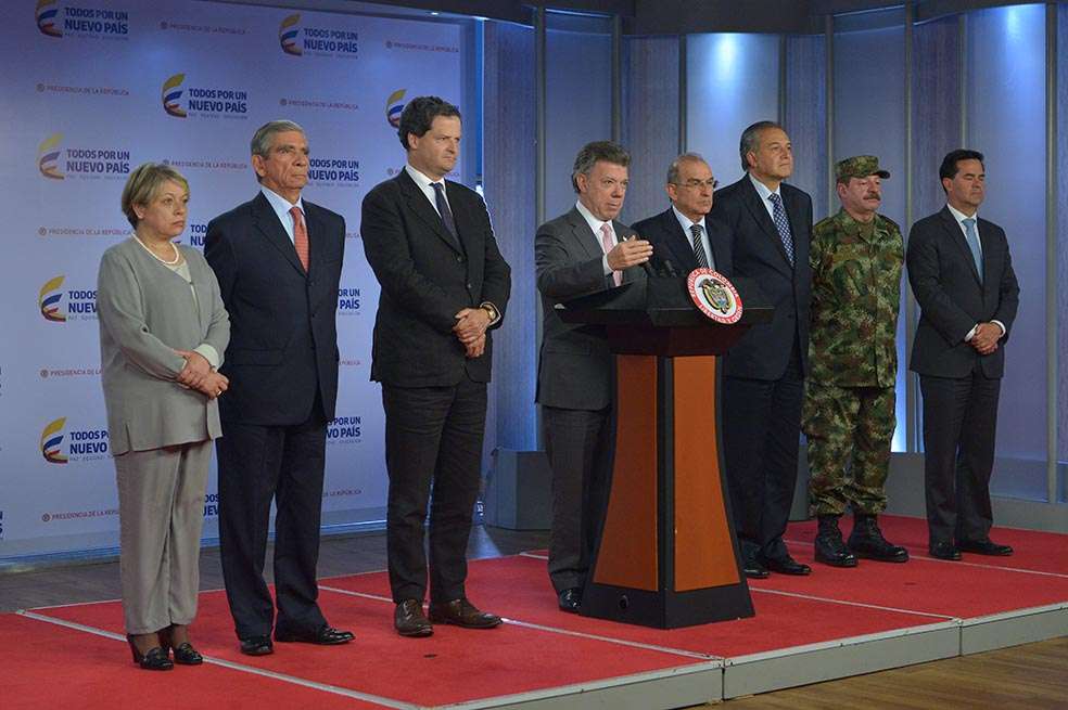 El presidente Juan Manuel Santos, acompañado por negociadores en La Habana, explica alcances de la Comisión Asesora para la Paz. / Presidencia