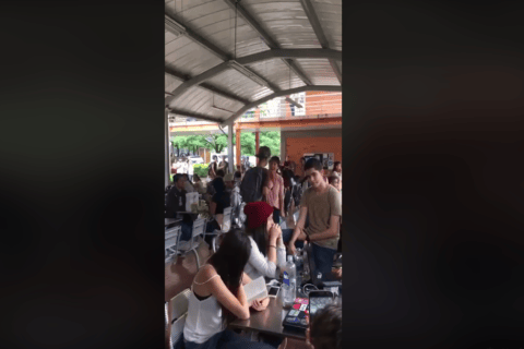 El video de la mamá que regaña a su hijo en plena universidad es un experimento social