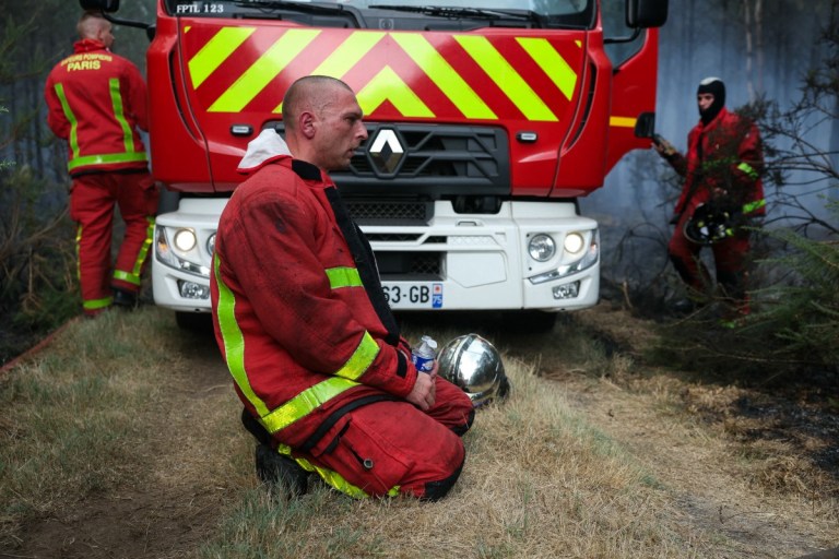 Los bomberos del Cuerpo de Bomberos de París descansan en Marcheprime, al oeste de Burdeos, el 26 de julio de 2026, mientras un incendio forestal arrasa el bosque al norte de la cuenca de Arcachon (Gironda) desde el 22 de julio. Francia se ha visto azotada por tres olas de calor desde mayo, en el marco de unos fenómenos meteorológicos extremos cada vez más frecuentes relacionados con el cambio climático, que han provocado miles de muertes adicionales y han avivado los incendios forestales. ALAIN JOCARD / AFP.