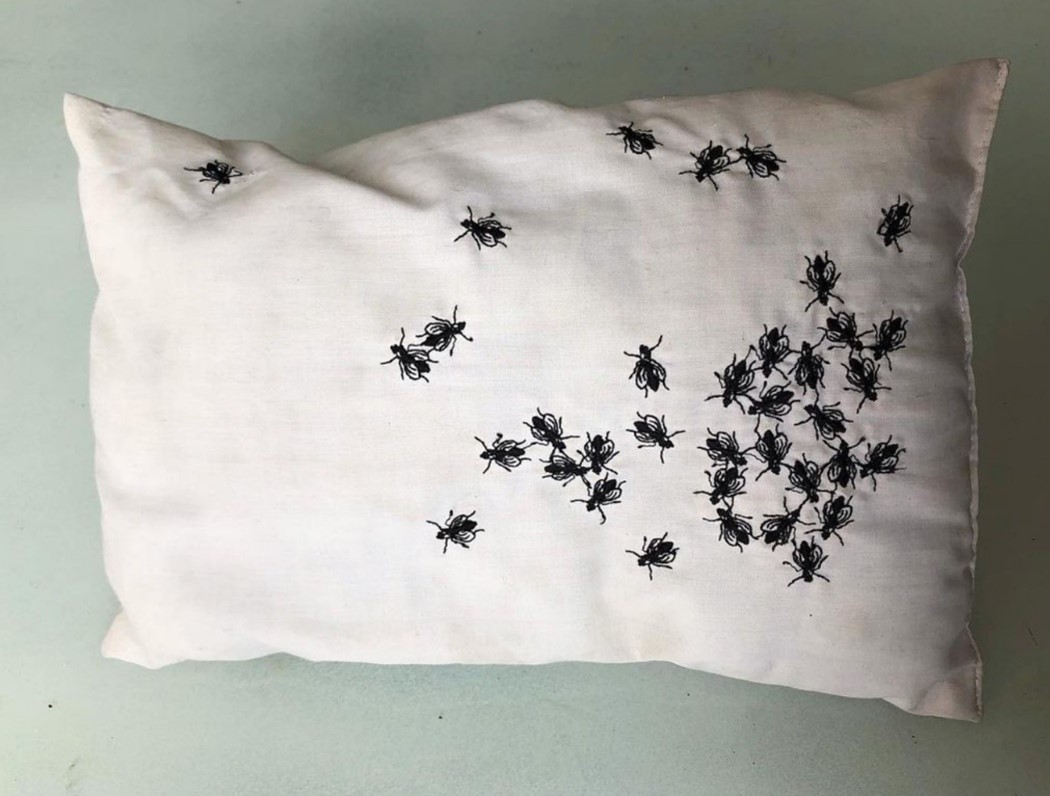 Chirrete Golden. Comfort Pillow (moscas) 2021. Hilo bordado sobre almohada infantil.