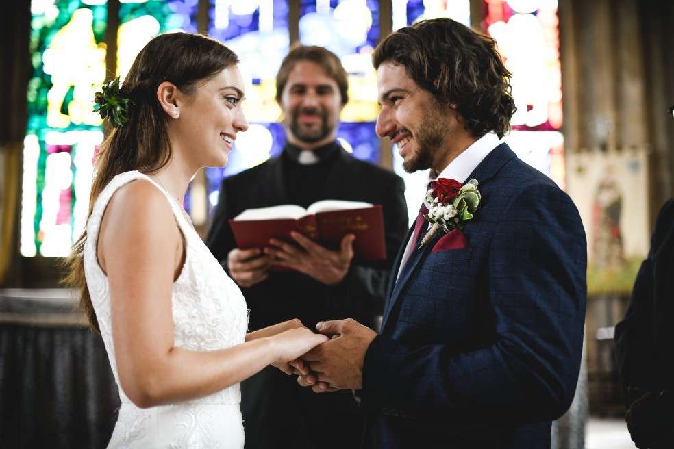 Un hombre y una mujer se están casando en una iglesia.