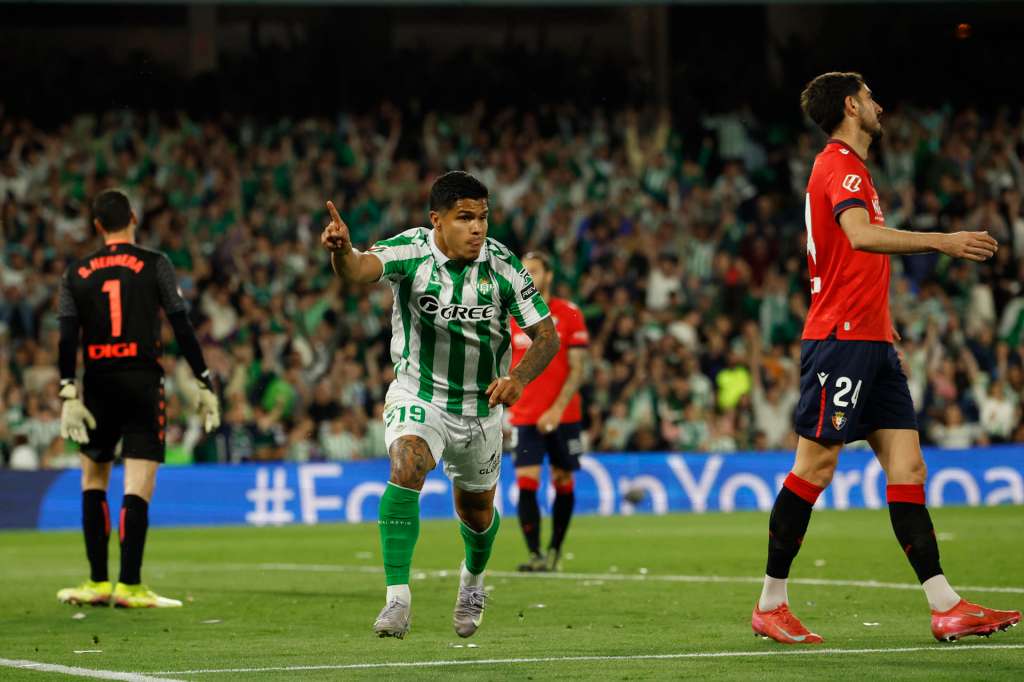 SEVILLA, 11/05/2025.-El delantero colombiano del Betis Juan Camilo Hernández "Cucho", celebra su gol contra Osasuna, durante el partido de la jornada 35 de LaLiga EA Sports, este domingo en el estadio Benito Villamarín en Sevilla.-EFE/ Julio Muñoz