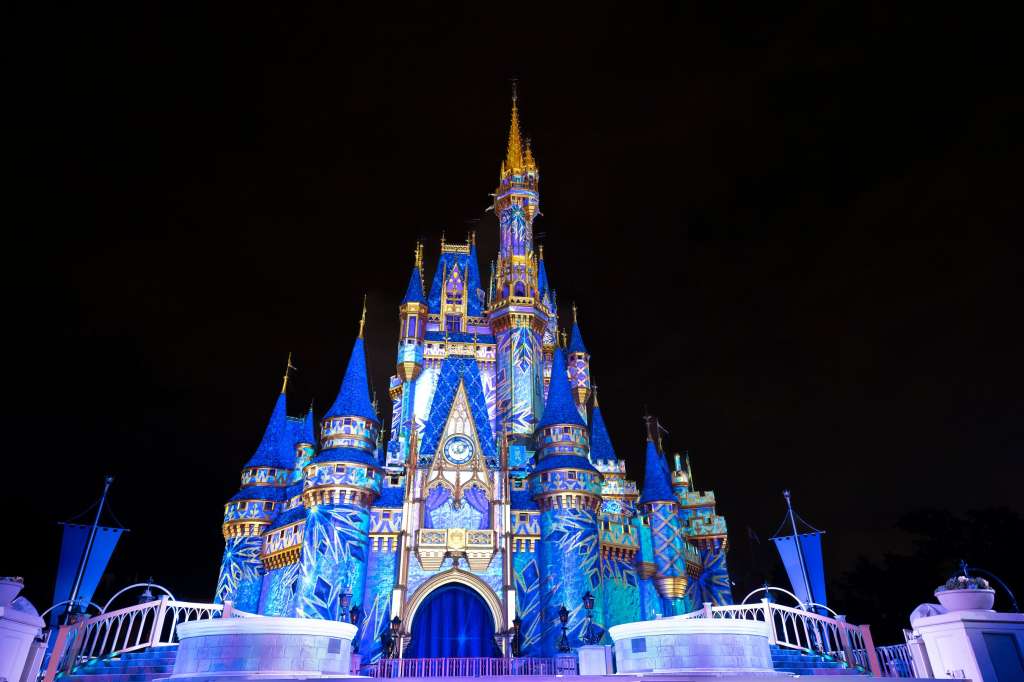 En Magic Kingdom Park en Walt Disney World Resort, los amigos de “Frozen” de Arendelle están evocando algo extraordinario para las fiestas.