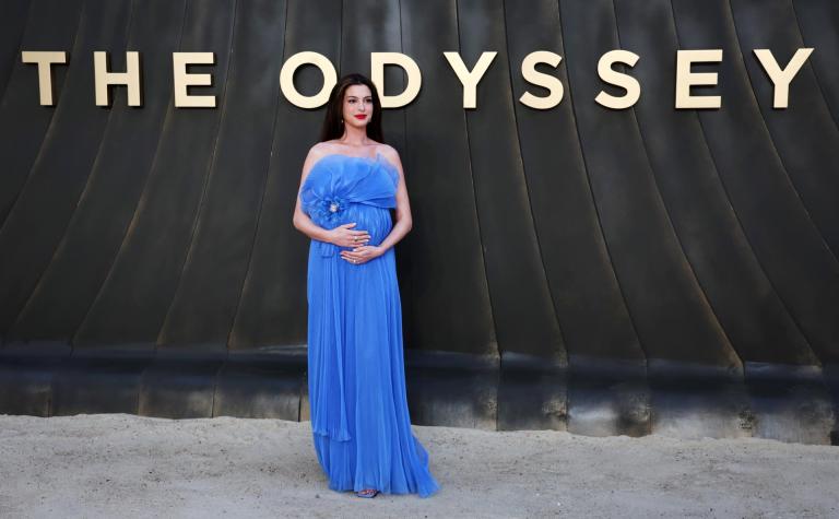 Anne Hathaway y sus “looks” de embarazada: cómo ha cambiado la moda materna