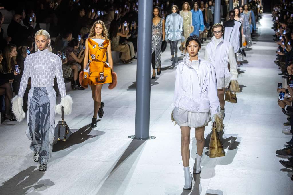 Paris (France), 05/03/2024.- Models present creations from the Fall/Winter 2024/2025 Collection by French designer Nicolas Ghesquiere for Louis Vuitton during the Paris Fashion Week, in Paris, France, 05 March 2024. The presentation of the women's collections runs from 25 February to 05 March 2024. (Moda, Francia) EFE/EPA/CHRISTOPHE PETIT TESSON