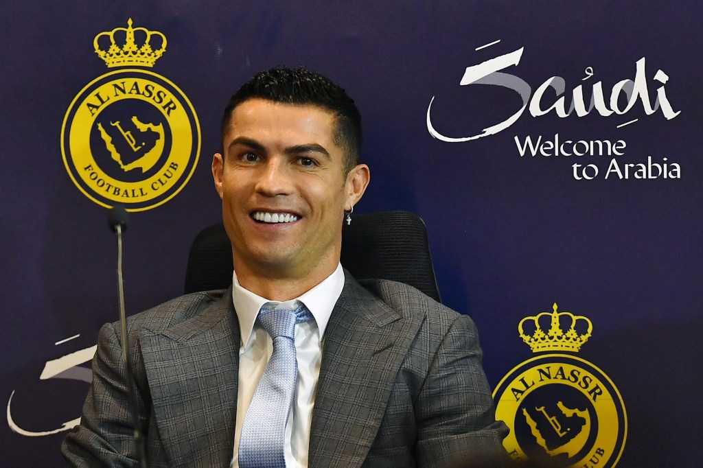 -FOTODELDÍA- RIAD (ARABIA SAUDÍ), 03/01/2023.- El astro portugués Cristiano Ronaldo ha sido presentado este martes como nuevo jugador del club saudí Al Nassr en el estadio Mrsool Park, en Riad, después de que su fichaje se hiciera oficial el pasado 30 de diciembre. EFE/ Str