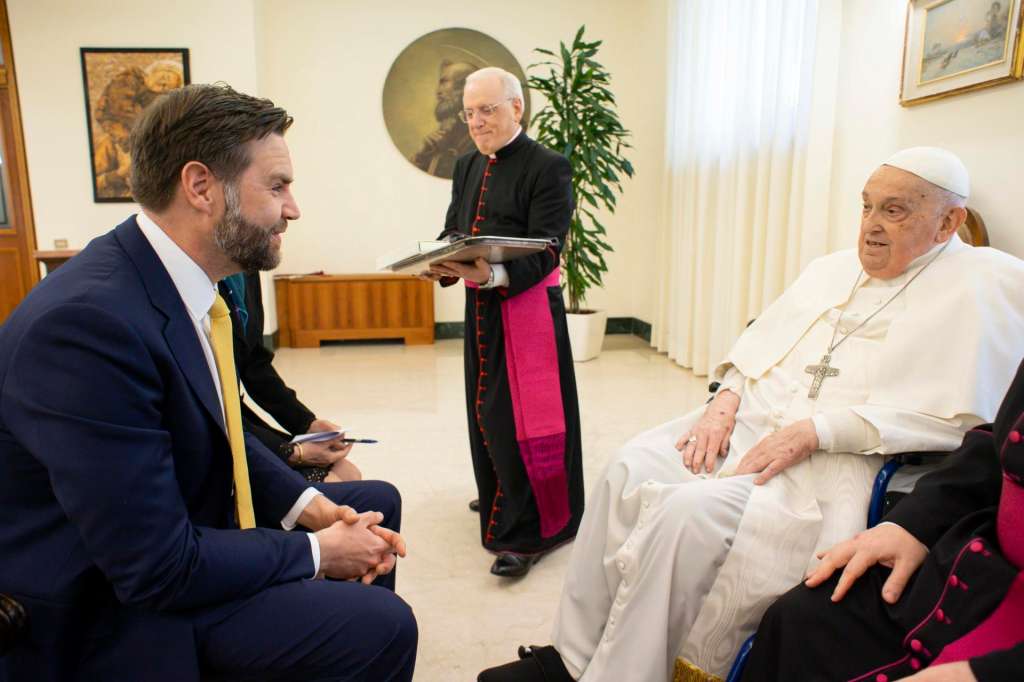 VATICAN CITY (Vatican City State (Holy See)), 20/04/2025.- A handout picture provided by the Vatican Media shows shows Pope Francis meeting with US Vice President JD Vance on Easter Sunday at the Vatican, 20 April 2025. (Papa, Italia) EFE/EPA/VATICAN MEDIA HANDOUT HANDOUT EDITORIAL USE ONLY/NO SALES