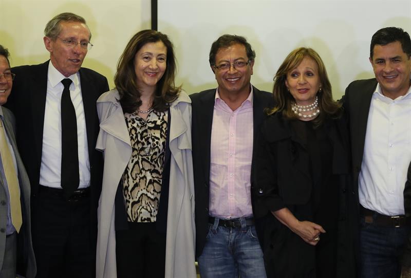 El candidato Gustavo Petro y su fórmula vicepresidencial, Ángela María Robledo, recibieron esta semana el apoyo de Íngrid Betancourt, Antonio Navarro Wolff, Claudia López y Antanas Mockus, entre otros. / Agencia EFE