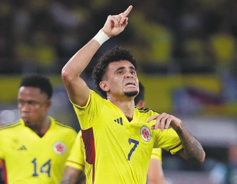 Luis DÌaz celebra el segundo gol de su equipo contra Brasil durante un partido de f?tbol de clasificaciÛn para la Copa Mundial de la FIFA 2026 en el estadio Roberto MelÈndez en Barranquilla, Colombia, el jueves 16 de noviembre de 2023. Momento en el que dedica el gol a su padre, quien habÌa sido secuestrado por el ELN.
