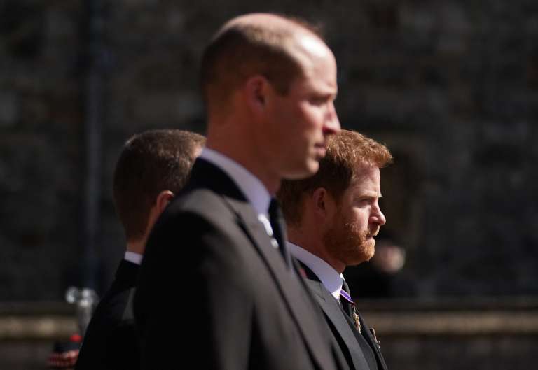 Todas las miradas estuvieron puestas en los príncipes Enrique y Guillermo, cuyas relaciones son tensas, en busca de alguna señal de reconciliación. Esta fue la primera aparición pública de Enrique, de 36 años, con la realeza desde que él y su esposa Meghan, que no viajó al Reino Unido por estar embarazada, abandonaron sus funciones reales y se fueron a vivir a California.