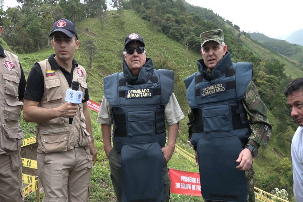 “El daño hecho por las Farc es muy grande. Ahora lo está haciendo el ELN y las bandas criminales" señaló el general Alberto José Mejía en compañía de Howard Buffet. / Cortesía: Ministerio de Defensa