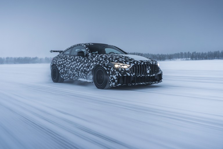 Mercedes-AMG prepara un nuevo carro deportivo basado en el CLE y ya lo prueba sobre la nieve