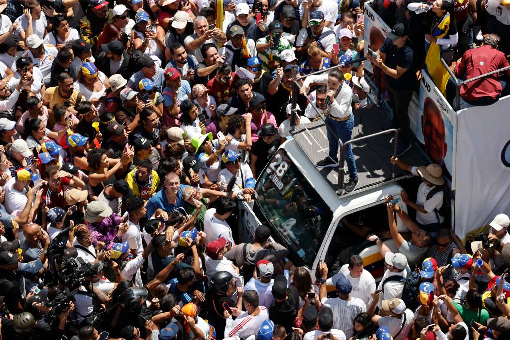 AME1200. CARACAS (VENEZUELA), 17/08/2024.- La líder de la oposición venezolana María Corina Machado (d) pronuncia un discurso frente a seguidores este sábado, en Caracas (Venezuela). Machado reapareció en público para participar en la concentración contra el resultado oficial de las presidenciales que -asegura- ganó el abanderado de la mayor coalición opositora, Edmundo González Urrutia, pese a que el Consejo Nacional Electoral (CNE) otorgó el triunfo a Nicolás Maduro. EFE/ Miguel Gutiérrez