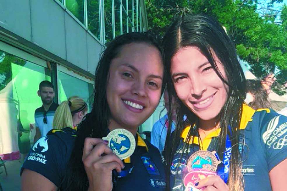 Paula Aguirre (izq.) y Grace Fernández (der.) ganaron para Colombia las medallas de oro y plata, respectivamente, en la final de los 50 metros superficie del Mundial de Natación con Aletas, que se realiza en Belgrado, (Serbia). / Cortesía