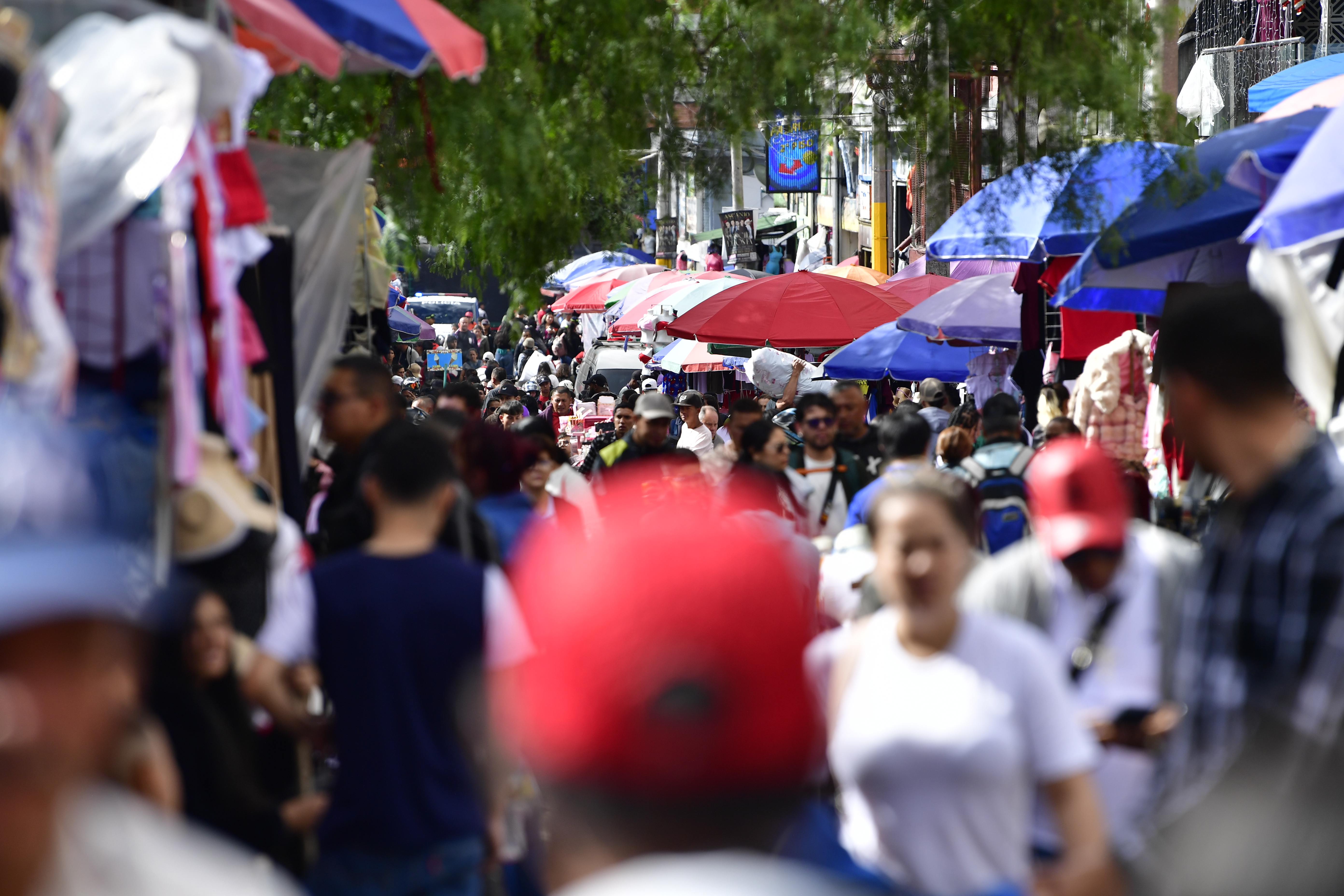 Invasión del espacio público por parte de vendedores de esta zona del centro de Bogotá