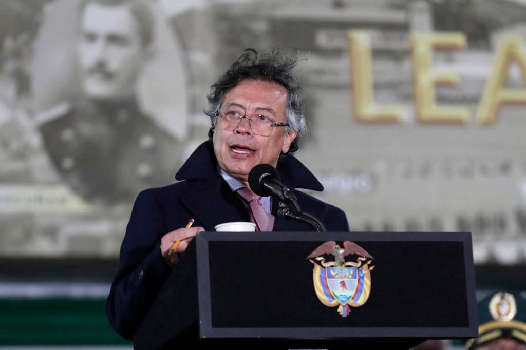 AME1063. BOGOTÁ (COLOMBIA), 29/12/2025.- El presidente de Colombia, Gustavo Petro, habla en una ceremonia de ascensos militares este lunes, en Bogotá (Colombia). El Gobierno colombiano anunció un aumento sin precedentes del 23,7 % del salario mínimo, que fue fijado para 2026 en dos millones de pesos (unos 535 dólares) incluido el subsidio de transporte, informó Petro. EFE/Carlos Ortega