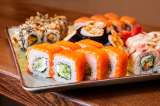 Cubitos de sushi fritos para este jueves