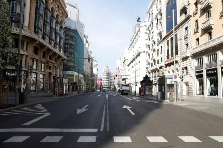 Los españoles dan las gracias desde sus balcones a los médicos que tratan el coronavirus