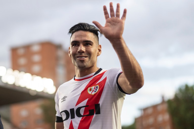 MADRID, 01/05/2022.- El delantero del Rayo Vallecano Radamel Falcao, al término del partido de Liga en Primera División ante la Real Sociedad disputado este domingo en el estadio de Vallecas, en Madrid. EFE/Rodrigo Jiménez