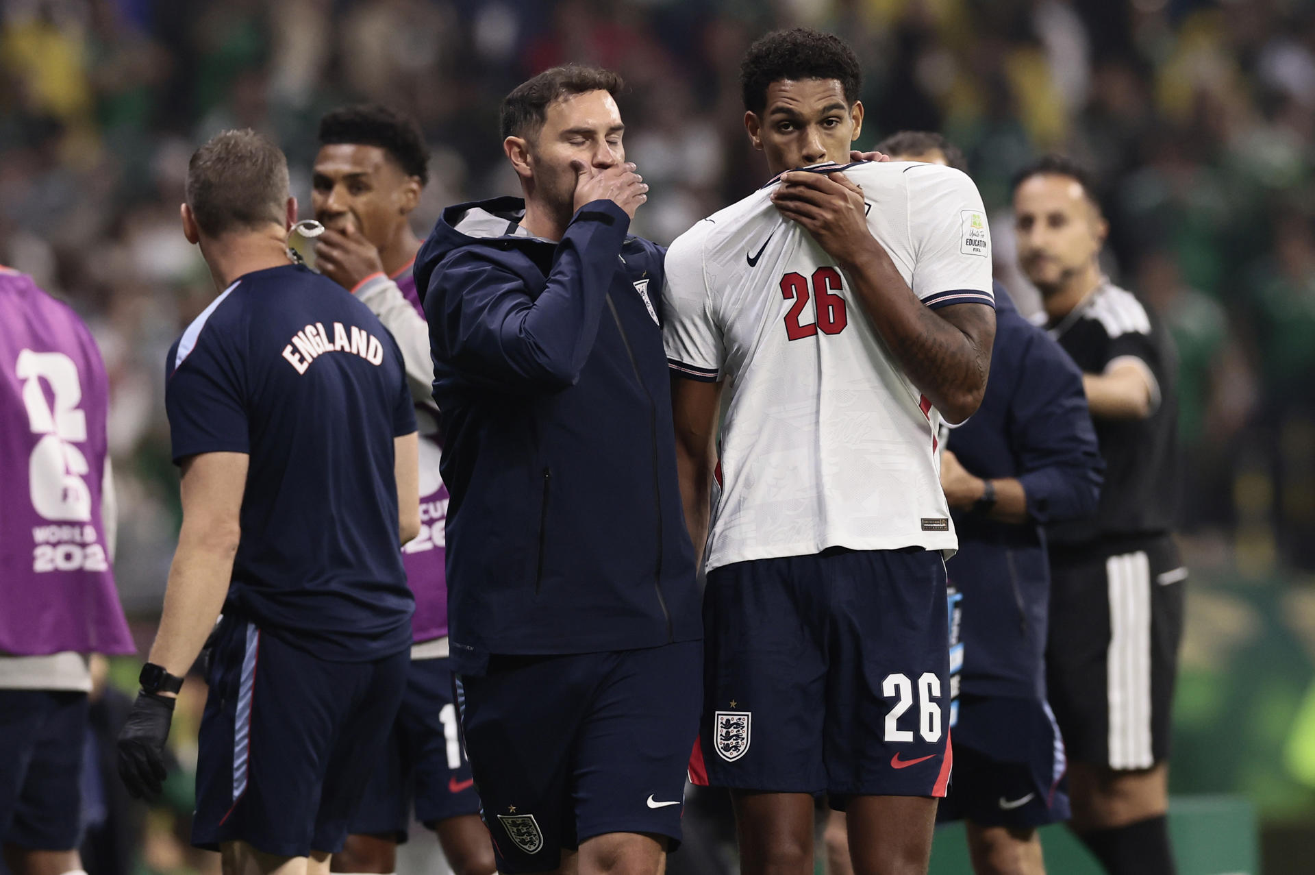 GR1151. CIUDAD DE MÉXICO (MÉXICO), 05/07/2026.- Jarell Quansah (d) de Inglaterra reacciona al recibir tarjeta roja este domingo, en un partido de los octavos de final del Mundial de la FIFA 2026 entre México e Inglaterra en el estadio Azteca en la Ciudad de México (México).EFE/ José Méndez
