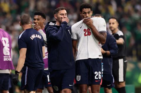 Inglaterra pone contra las cuerdas a la FIFA: exige levantarle la roja a Jarell Quansah