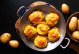 Así se prepara una papa yuca rellena