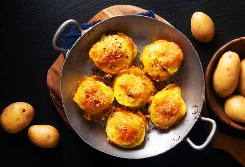 Así se prepara una papa yuca rellena