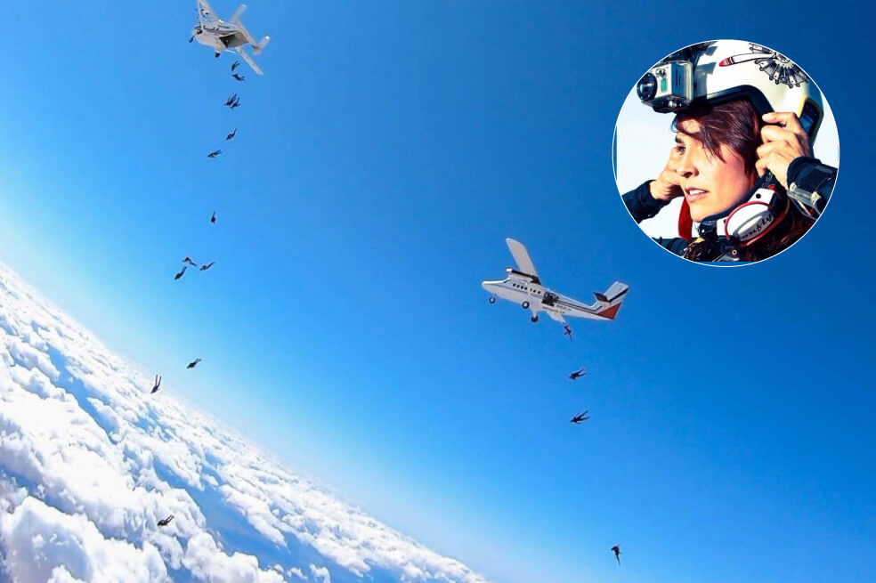 La paracaidista profesional Ana Aponte busca fondos a través de internet para poder representar a Colombia en un récord mundial de 100 mujeres volando de cabeza. Aquí comparte su punto de vista, saliendo de un avión a 18.000 pies de altura. En este salto participaron 66 personas y tres aviones en formación. Mientras pasa la emergencia del coronavirus, pueden apoyar la vaca en: vaki.co/vaki/1583536623043