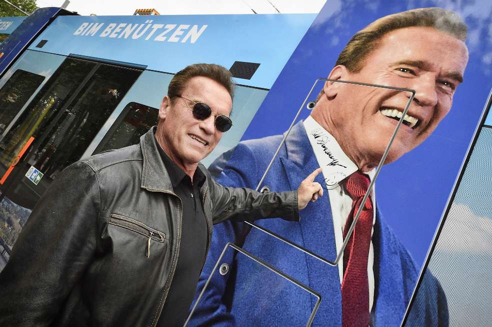 Subastan autógrafo de Schwarzenegger para salvar tortugas marinas en Austria. / EFE
